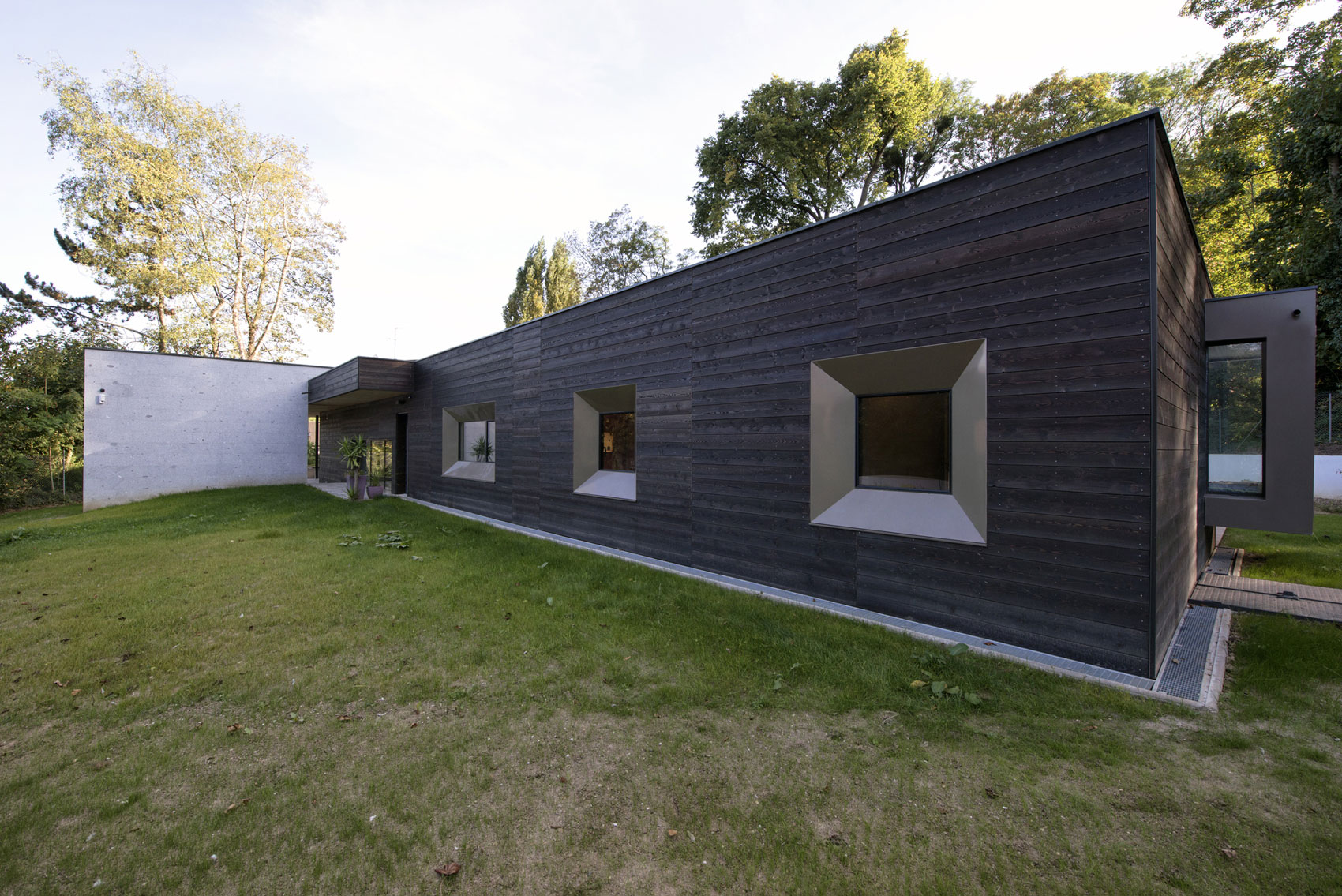 A Striking Contemporary Home with Glass Facades in Montmorency, France by A+B architectes dplg (9)
