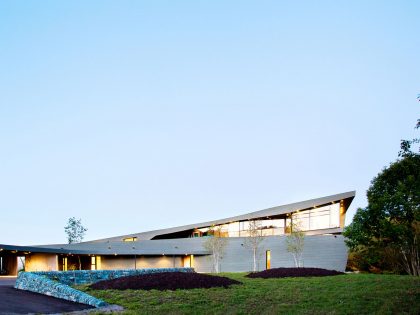 A Striking and Dramatic Lakeside House Hidden in a Dense Forest of Port Hope by Teeple Architects (12)