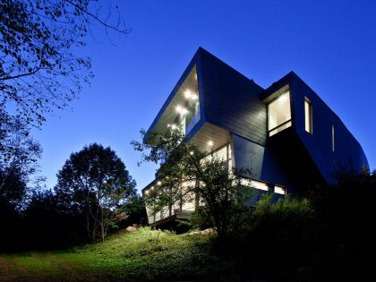 A Striking and Dramatic Lakeside House Hidden in a Dense Forest of Port Hope by Teeple Architects (13)