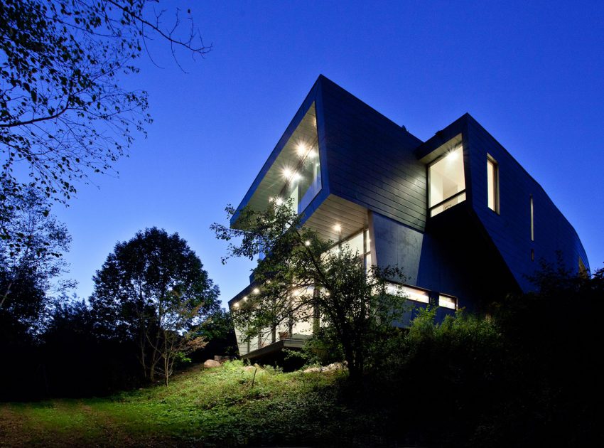 A Striking and Dramatic Lakeside House Hidden in a Dense Forest of Port Hope by Teeple Architects (13)