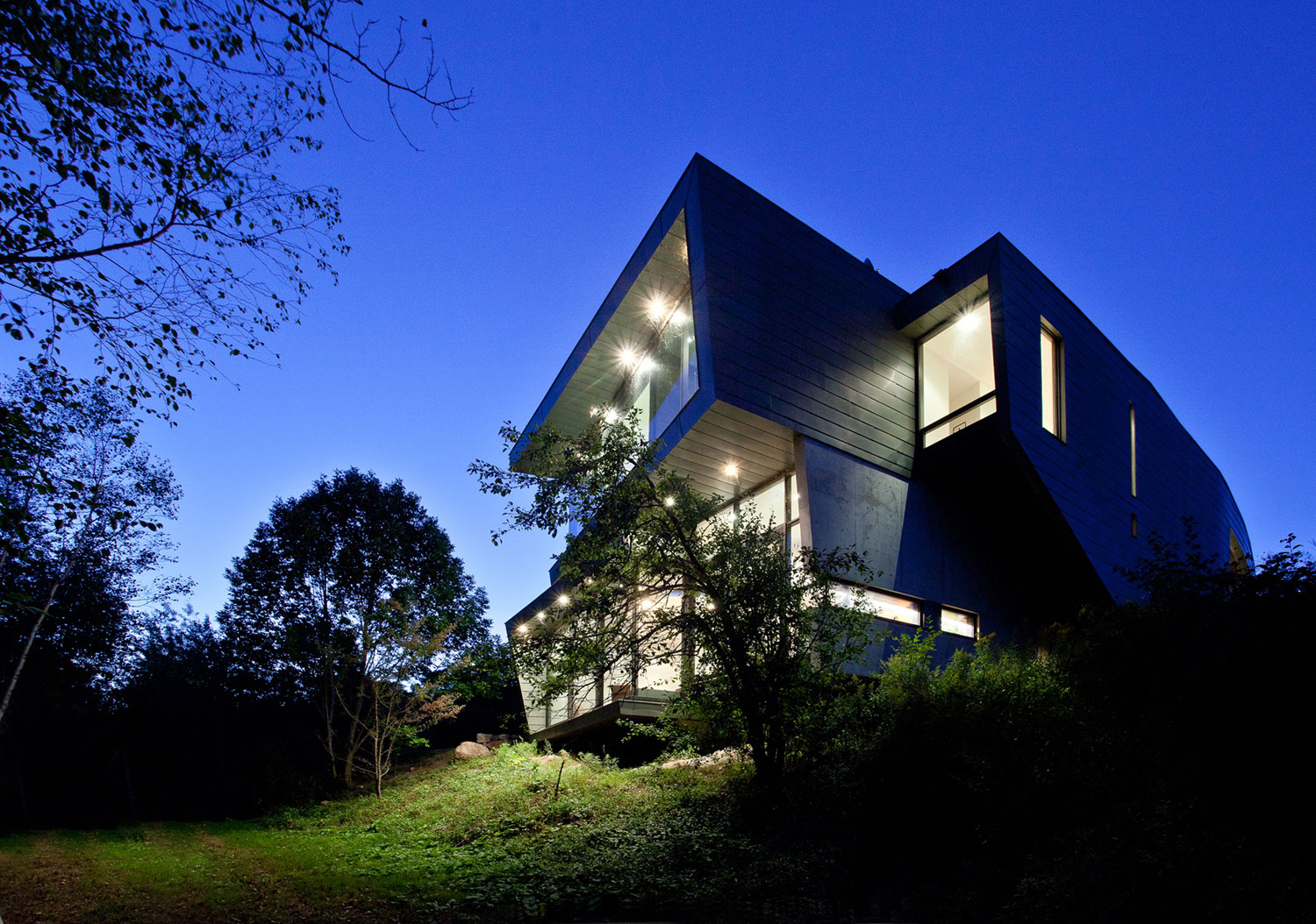 A Striking and Dramatic Lakeside House Hidden in a Dense Forest of Port Hope by Teeple Architects (13)