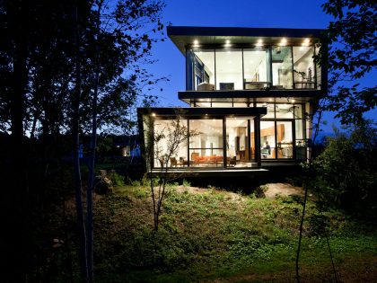 A Striking and Dramatic Lakeside House Hidden in a Dense Forest of Port Hope by Teeple Architects (14)