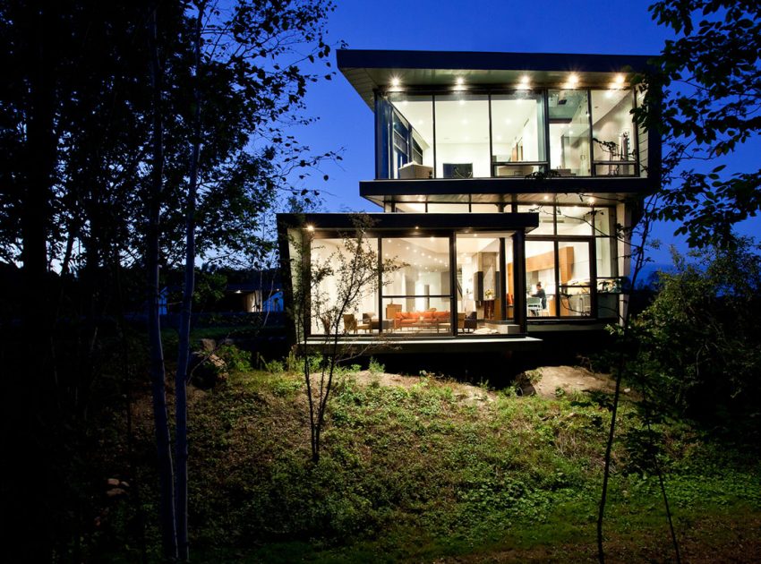 A Striking and Dramatic Lakeside House Hidden in a Dense Forest of Port Hope by Teeple Architects (14)