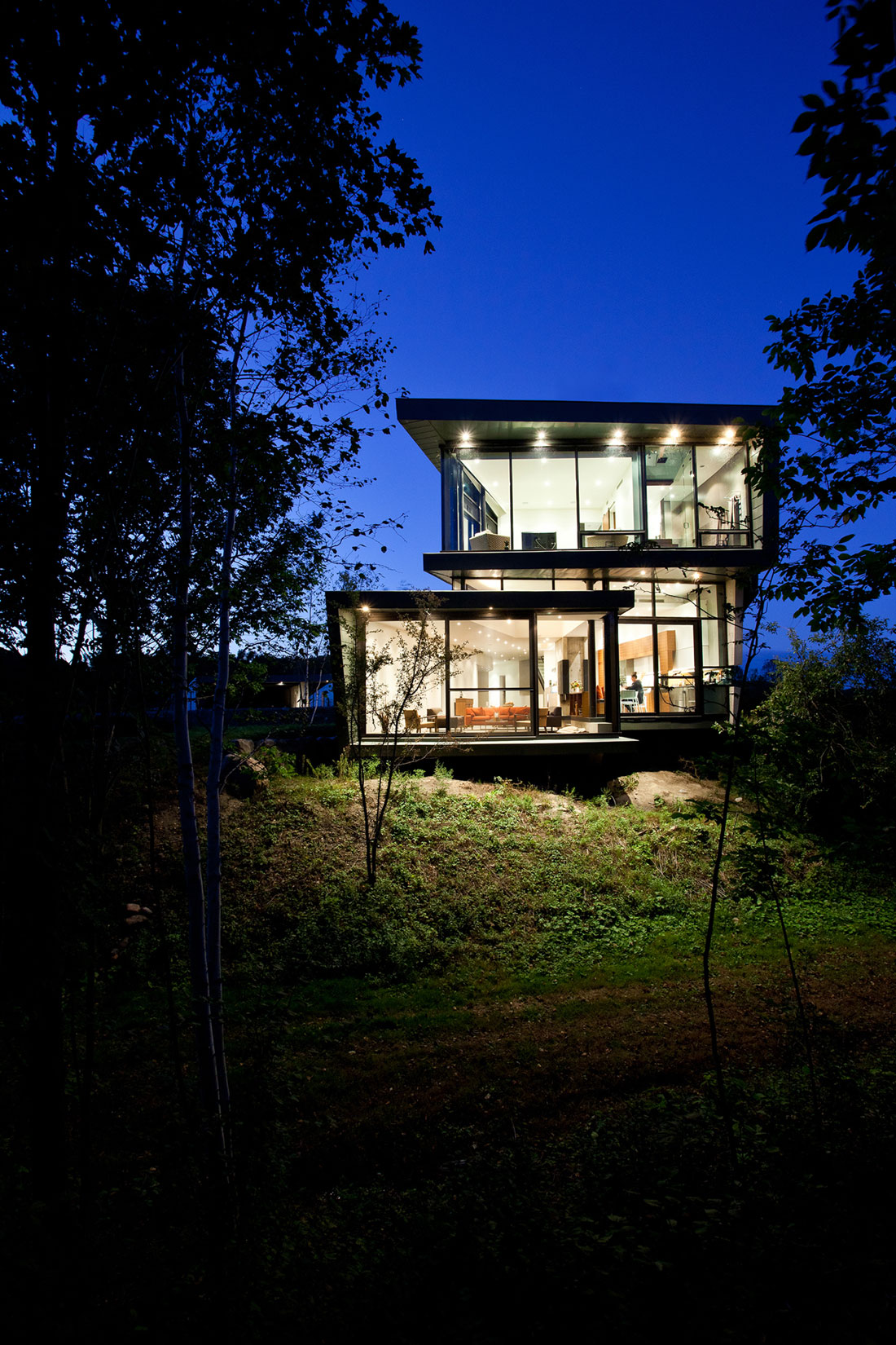 A Striking and Dramatic Lakeside House Hidden in a Dense Forest of Port Hope by Teeple Architects (14)