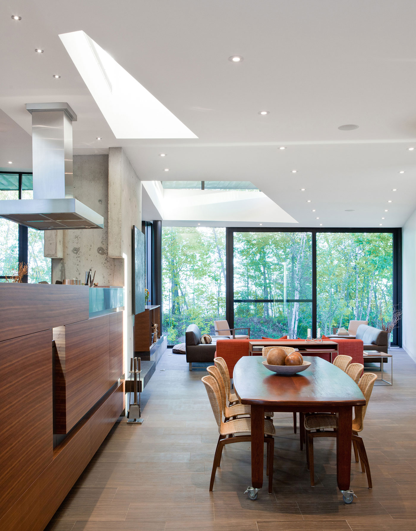 A Striking and Dramatic Lakeside House Hidden in a Dense Forest of Port Hope by Teeple Architects (7)