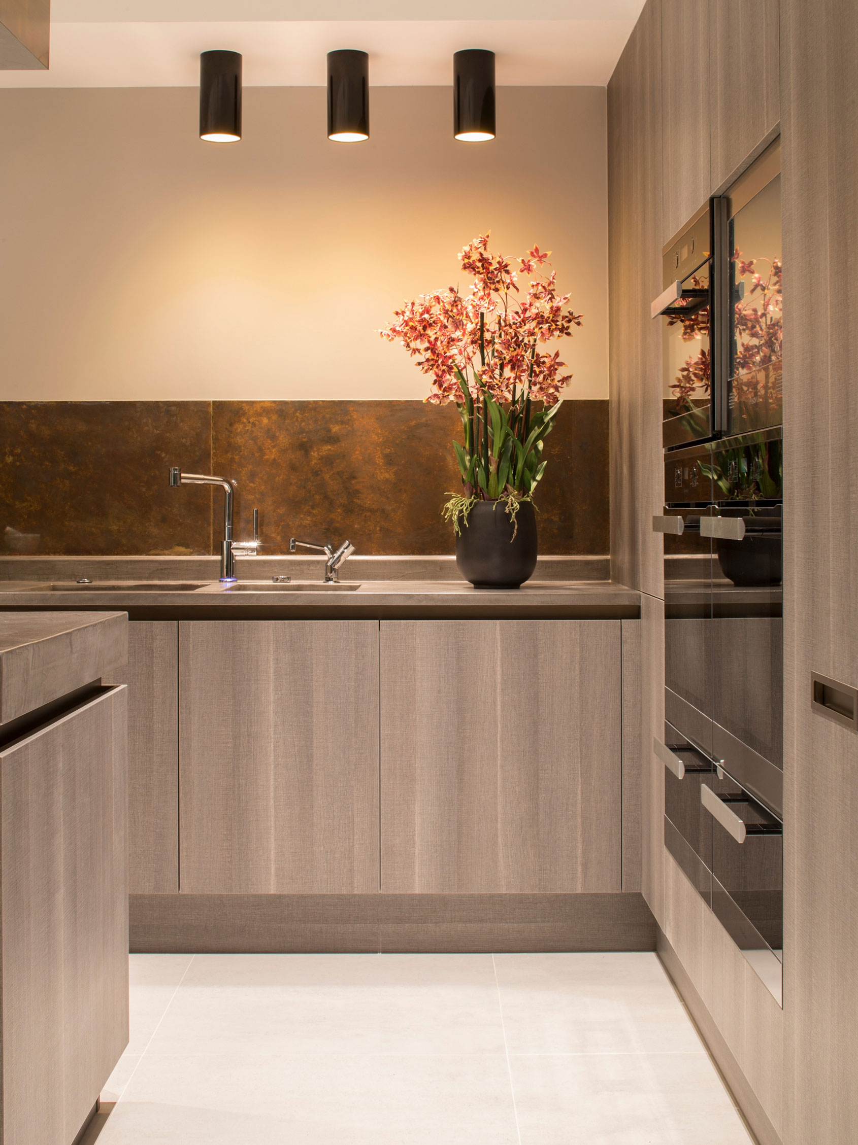 A Striking and Exquisite Contemporary Home in London, England by Roselind Wilson Design (7)