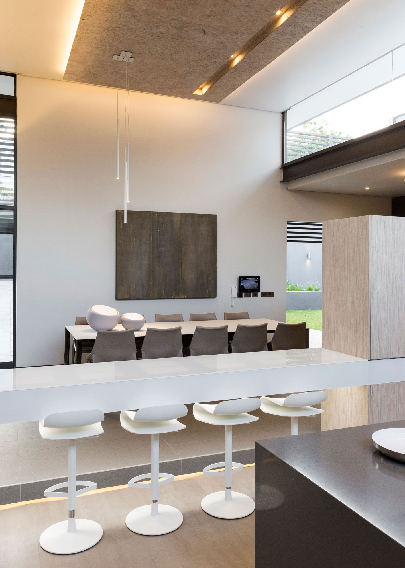 A Striking and Luminous Modern House with Elegant and Practical Family Environment in Johannesburg by Nico van der Meulen Architects (18)