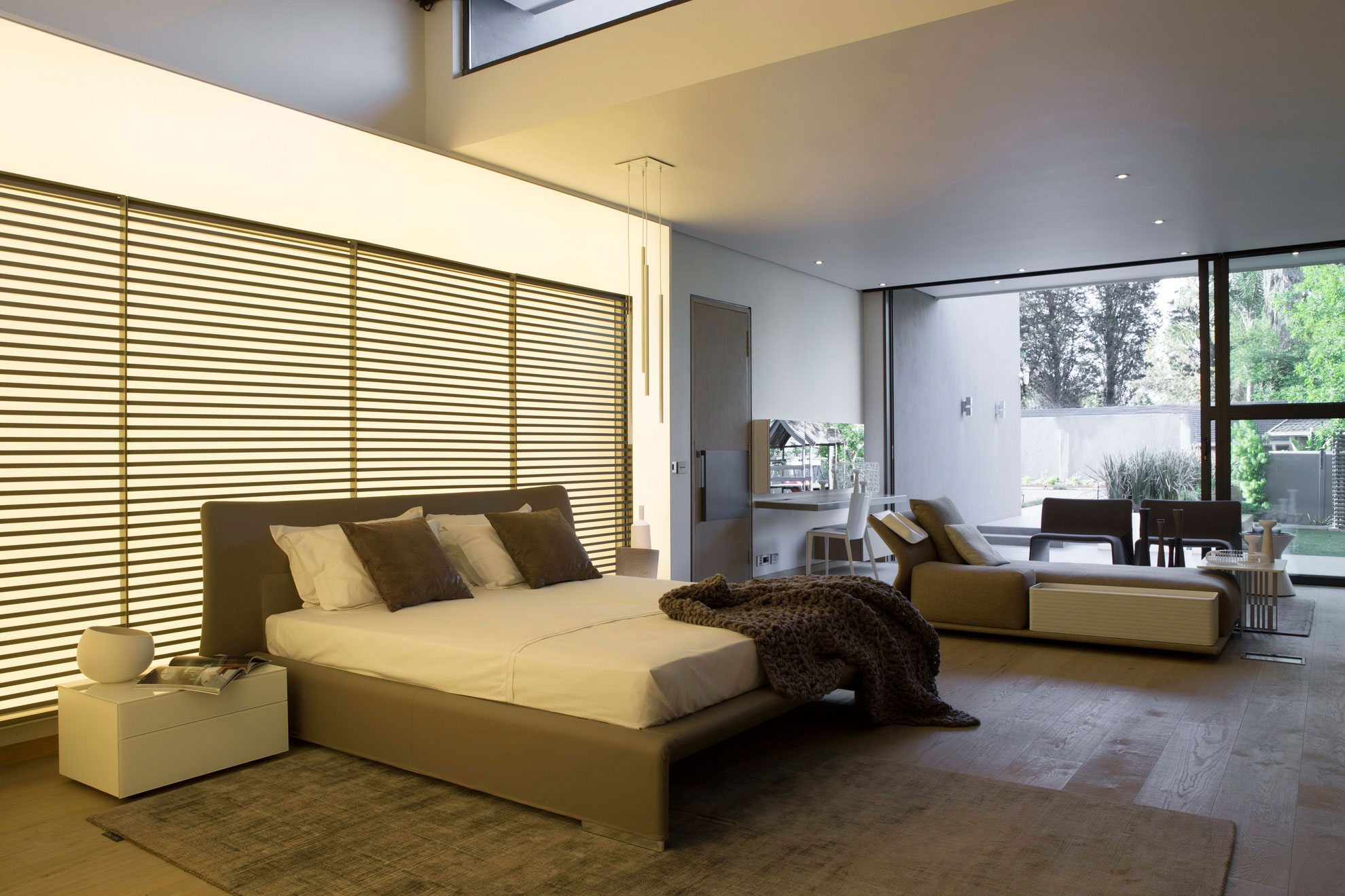 A Striking and Luminous Modern House with Elegant and Practical Family Environment in Johannesburg by Nico van der Meulen Architects (22)