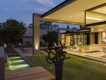 A Striking and Luminous Modern House with Elegant and Practical Family Environment in Johannesburg by Nico van der Meulen Architects (37)