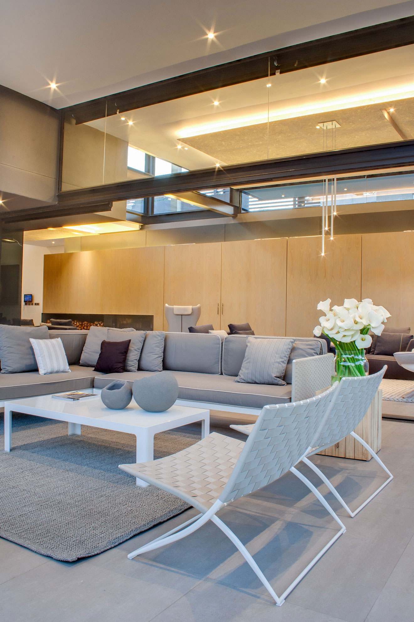 A Striking and Luminous Modern House with Elegant and Practical Family Environment in Johannesburg by Nico van der Meulen Architects (5)