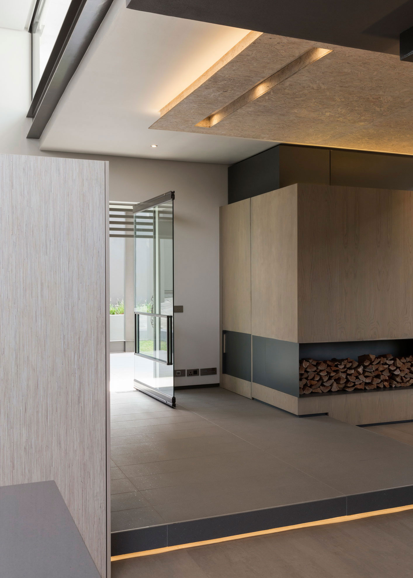 A Striking and Luminous Modern House with Elegant and Practical Family Environment in Johannesburg by Nico van der Meulen Architects (7)