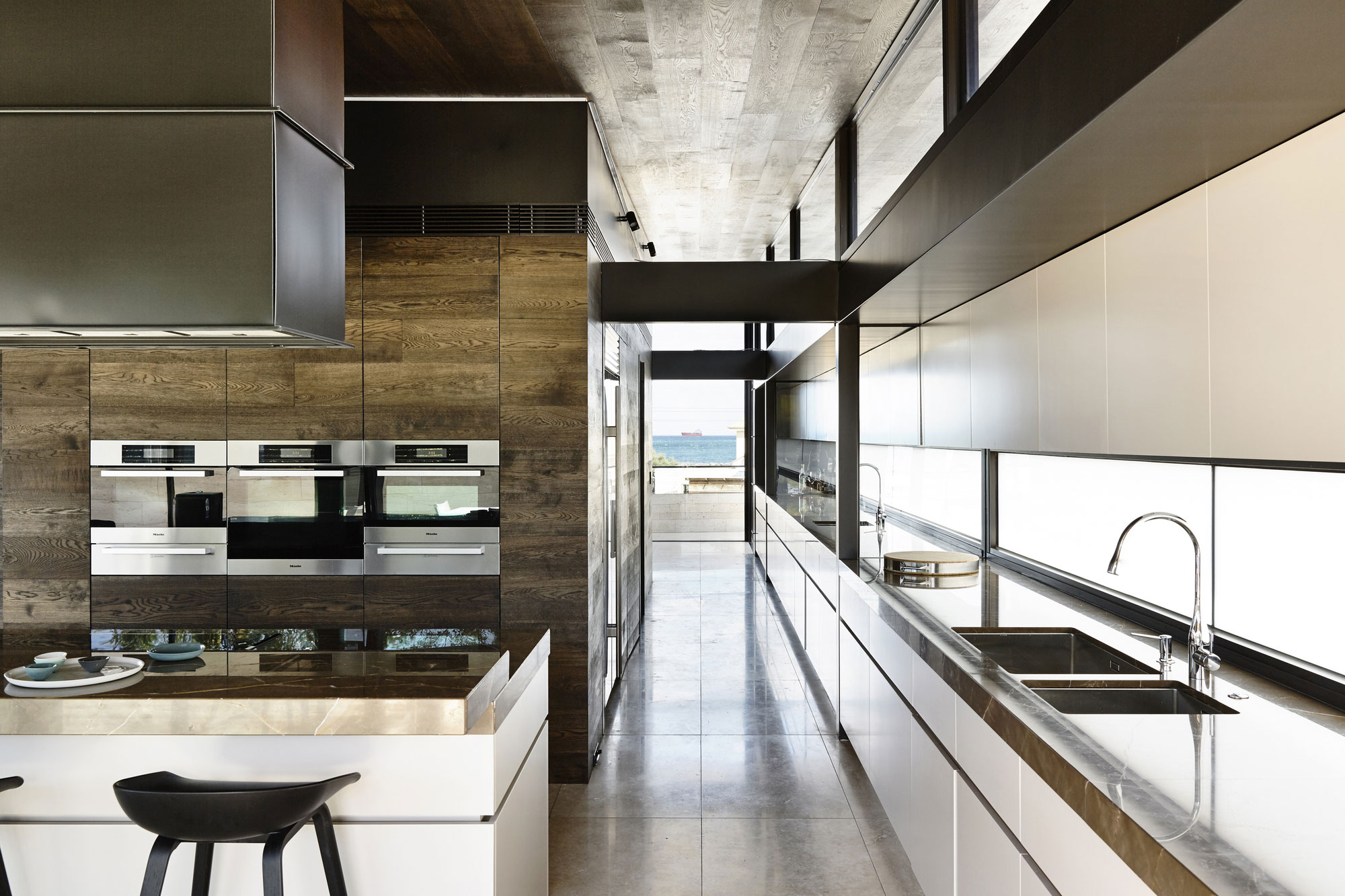 A Stunning Coastal Home with Panoramic Sea Views in Williamstown by Steve Domoney Architecture (8)