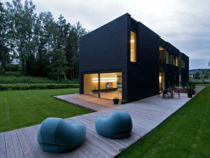 A Stunning Contemporary Home with Dramatic Black Exteriors in Minsk