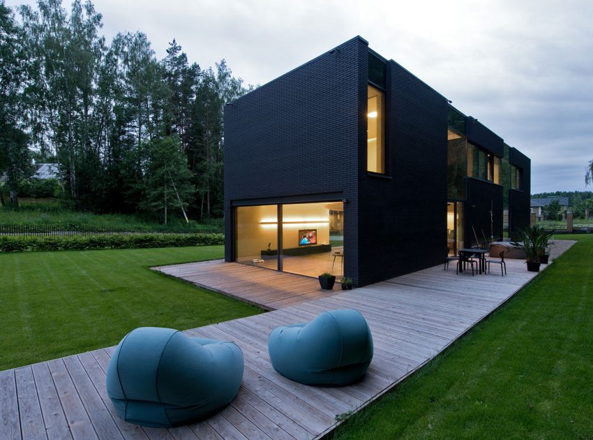 A Stunning Contemporary Home with Dramatic Black Exteriors in Minsk by Architectural Bureau G. Natkevicius & Partners (1)