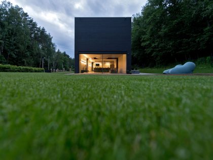 A Stunning Contemporary Home with Dramatic Black Exteriors in Minsk by Architectural Bureau G. Natkevicius & Partners (3)