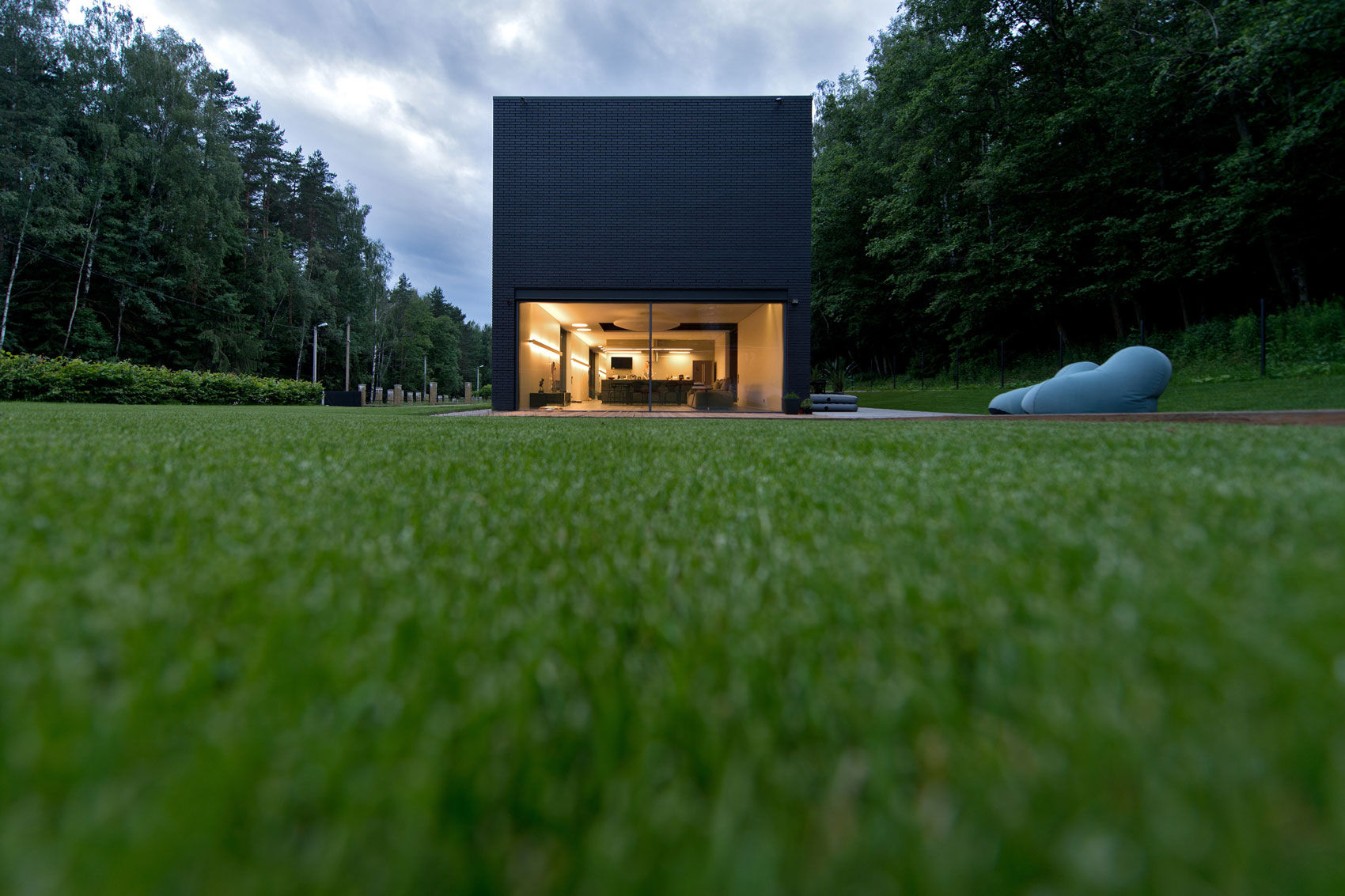 A Stunning Contemporary Home with Dramatic Black Exteriors in Minsk by Architectural Bureau G. Natkevicius & Partners (3)
