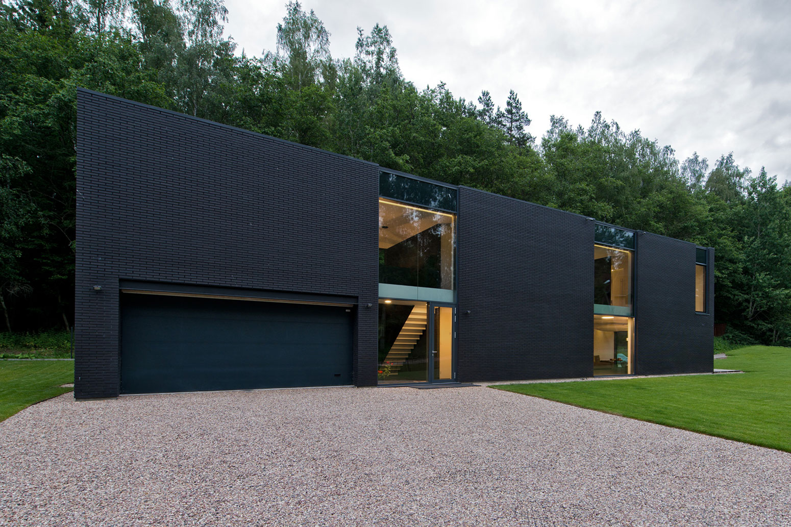 A Stunning Contemporary Home with Dramatic Black Exteriors in Minsk by Architectural Bureau G. Natkevicius & Partners (4)