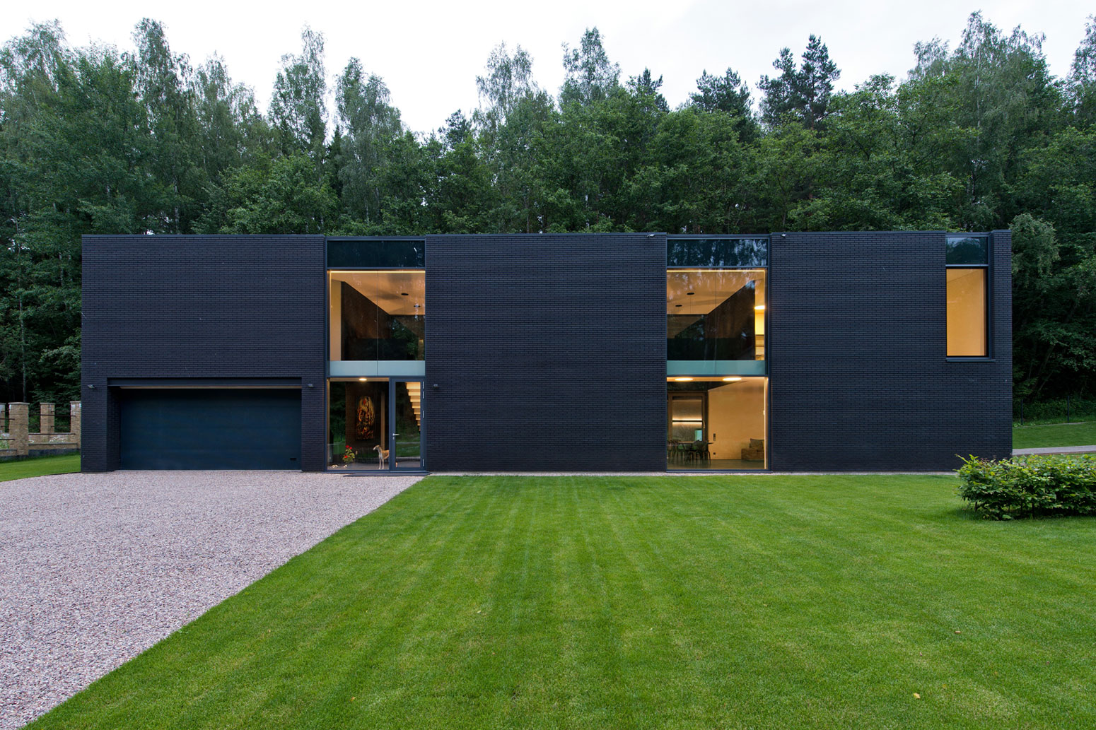 A Stunning Contemporary Home with Dramatic Black Exteriors in Minsk by Architectural Bureau G. Natkevicius & Partners (5)