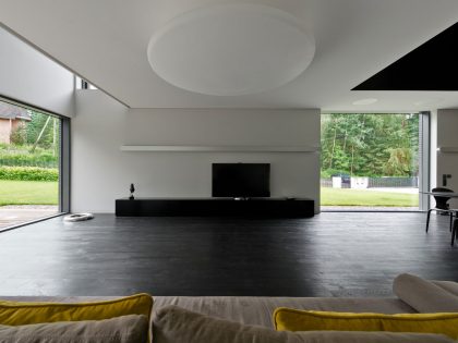 A Stunning Contemporary Home with Dramatic Black Exteriors in Minsk by Architectural Bureau G. Natkevicius & Partners (7)