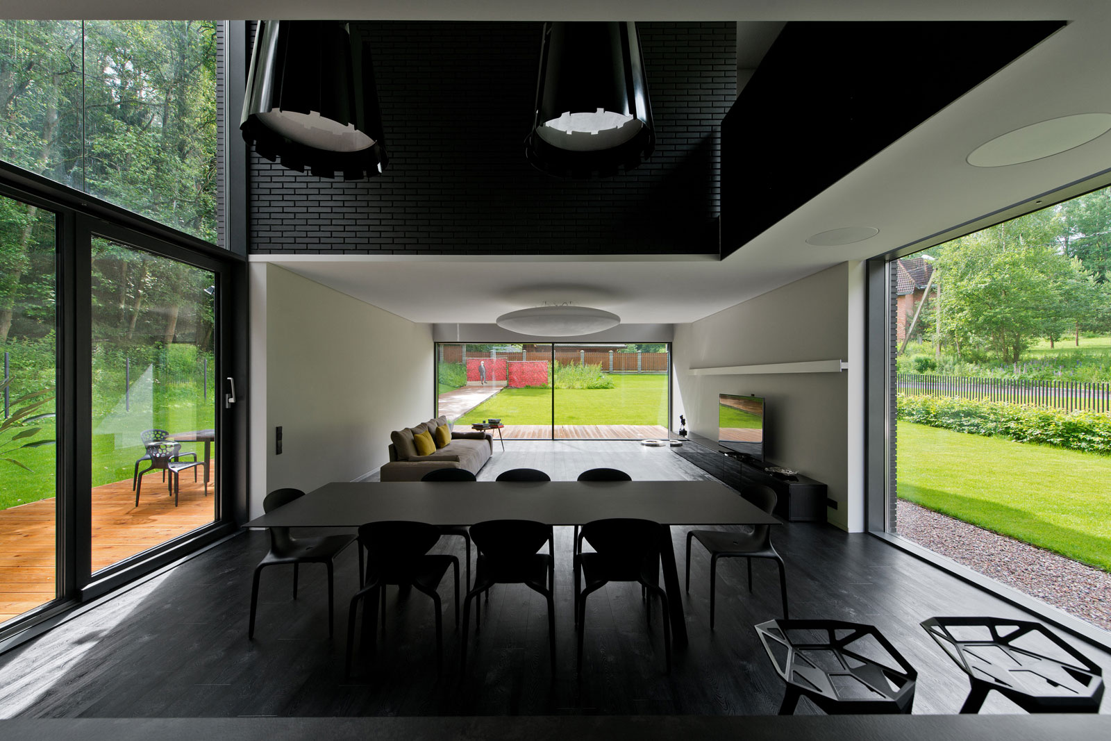 A Stunning Contemporary Home with Dramatic Black Exteriors in Minsk by Architectural Bureau G. Natkevicius & Partners (8)