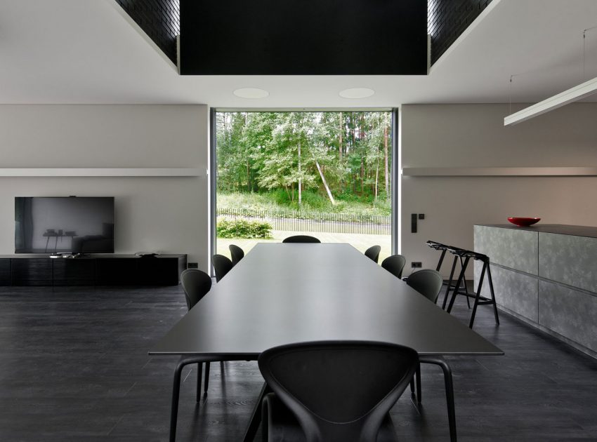 A Stunning Contemporary Home with Dramatic Black Exteriors in Minsk by Architectural Bureau G. Natkevicius & Partners (9)