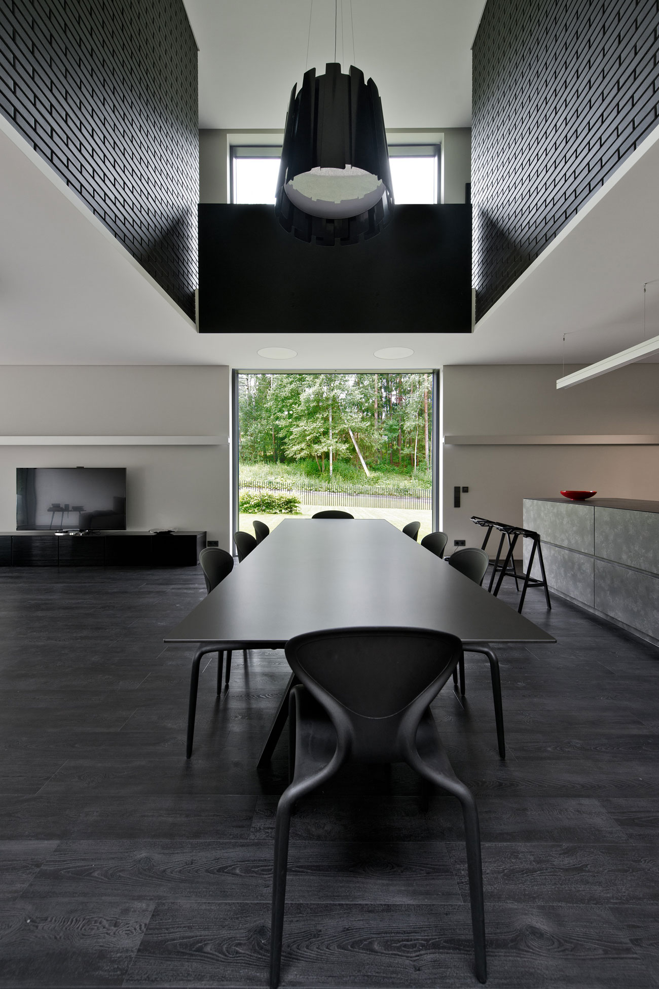 A Stunning Contemporary Home with Dramatic Black Exteriors in Minsk by Architectural Bureau G. Natkevicius & Partners (9)