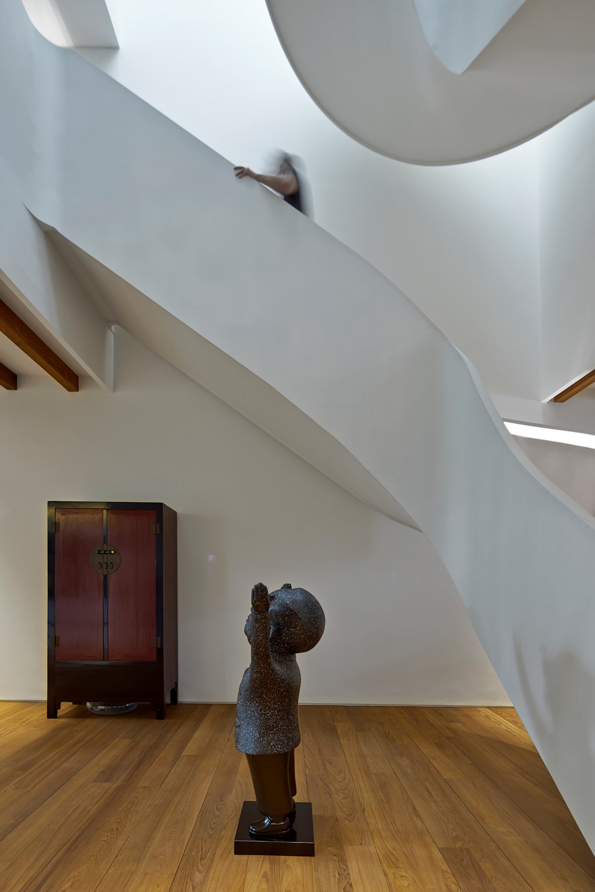 A Stunning Contemporary Home with Dramatic Spiral Staircase in Singapore by ONG&ONG (10)