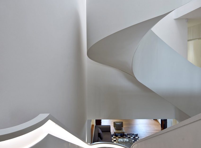A Stunning Contemporary Home with Dramatic Spiral Staircase in Singapore by ONG&ONG (15)