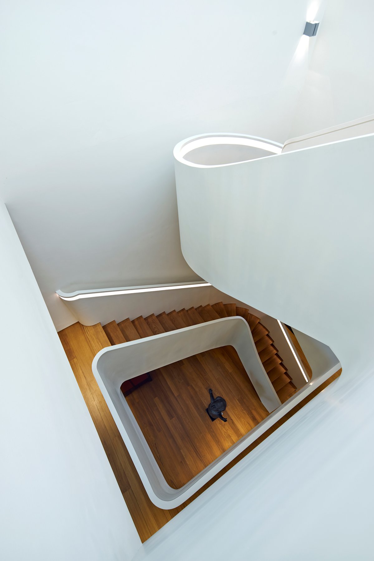 A Stunning Contemporary Home with Dramatic Spiral Staircase in Singapore by ONG&ONG (17)