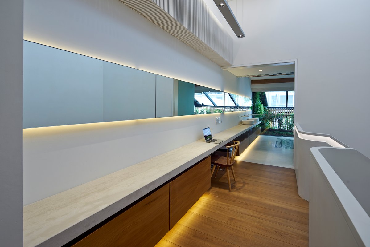 A Stunning Contemporary Home with Dramatic Spiral Staircase in Singapore by ONG&ONG (23)