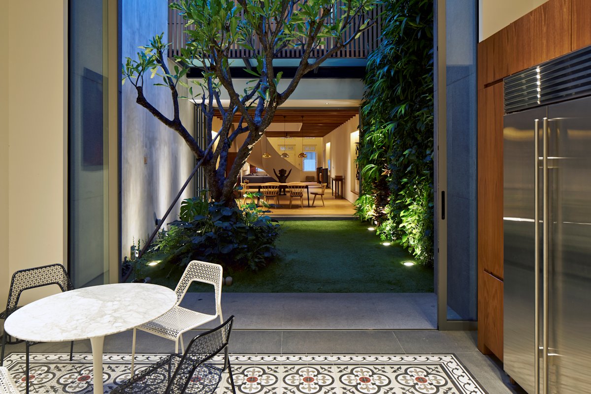 A Stunning Contemporary Home with Dramatic Spiral Staircase in Singapore by ONG&ONG (32)