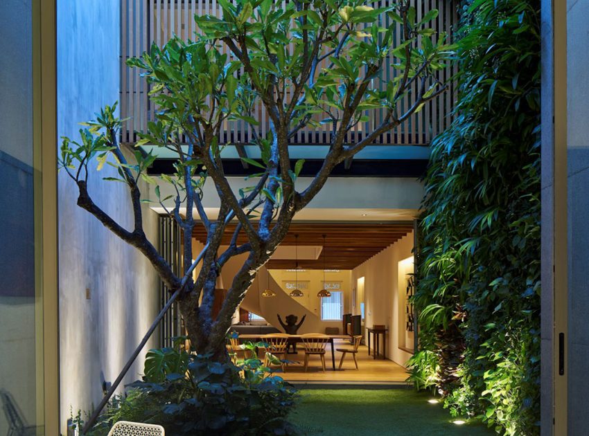 A Stunning Contemporary Home with Dramatic Spiral Staircase in Singapore by ONG&ONG (33)