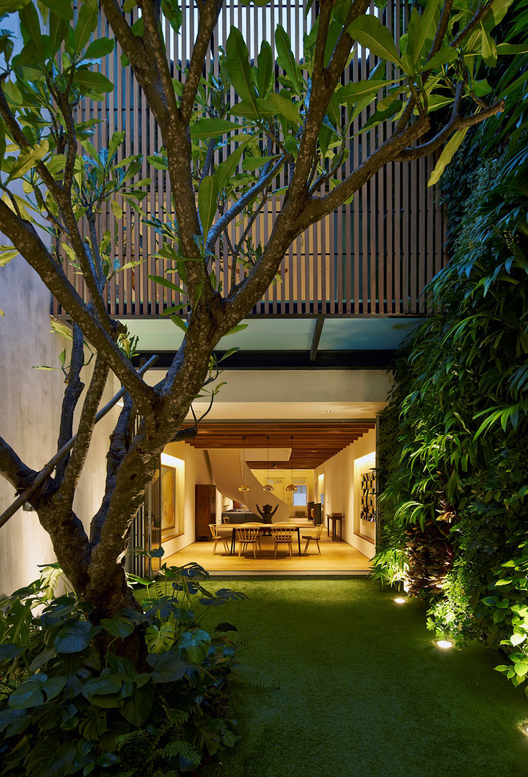 A Stunning Contemporary Home with Dramatic Spiral Staircase in Singapore by ONG&ONG (37)