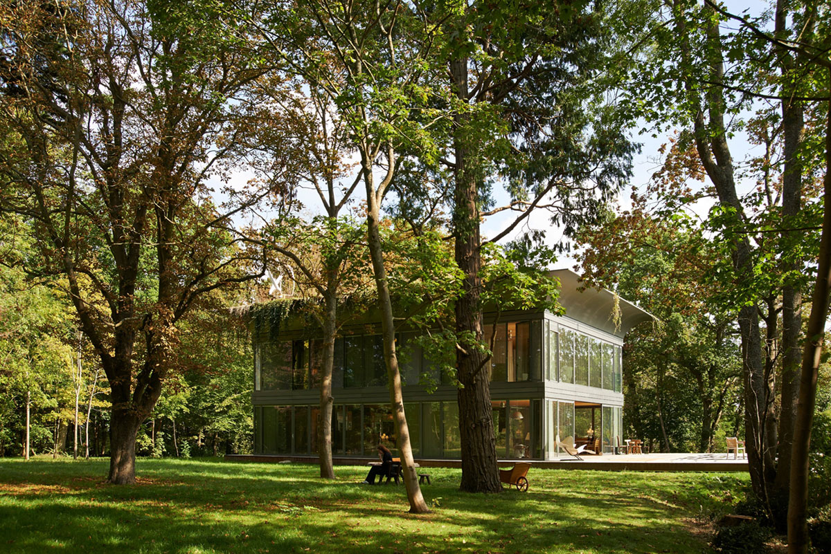 A Stunning Contemporary Home with High Eco-Technology Systems in Montfort-l’Amaury, France by Philippe Starck (1)