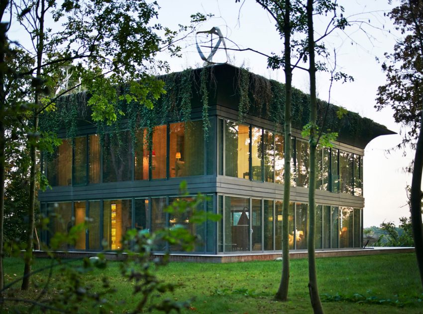 A Stunning Contemporary Home with High Eco-Technology Systems in Montfort-l’Amaury, France by Philippe Starck (11)