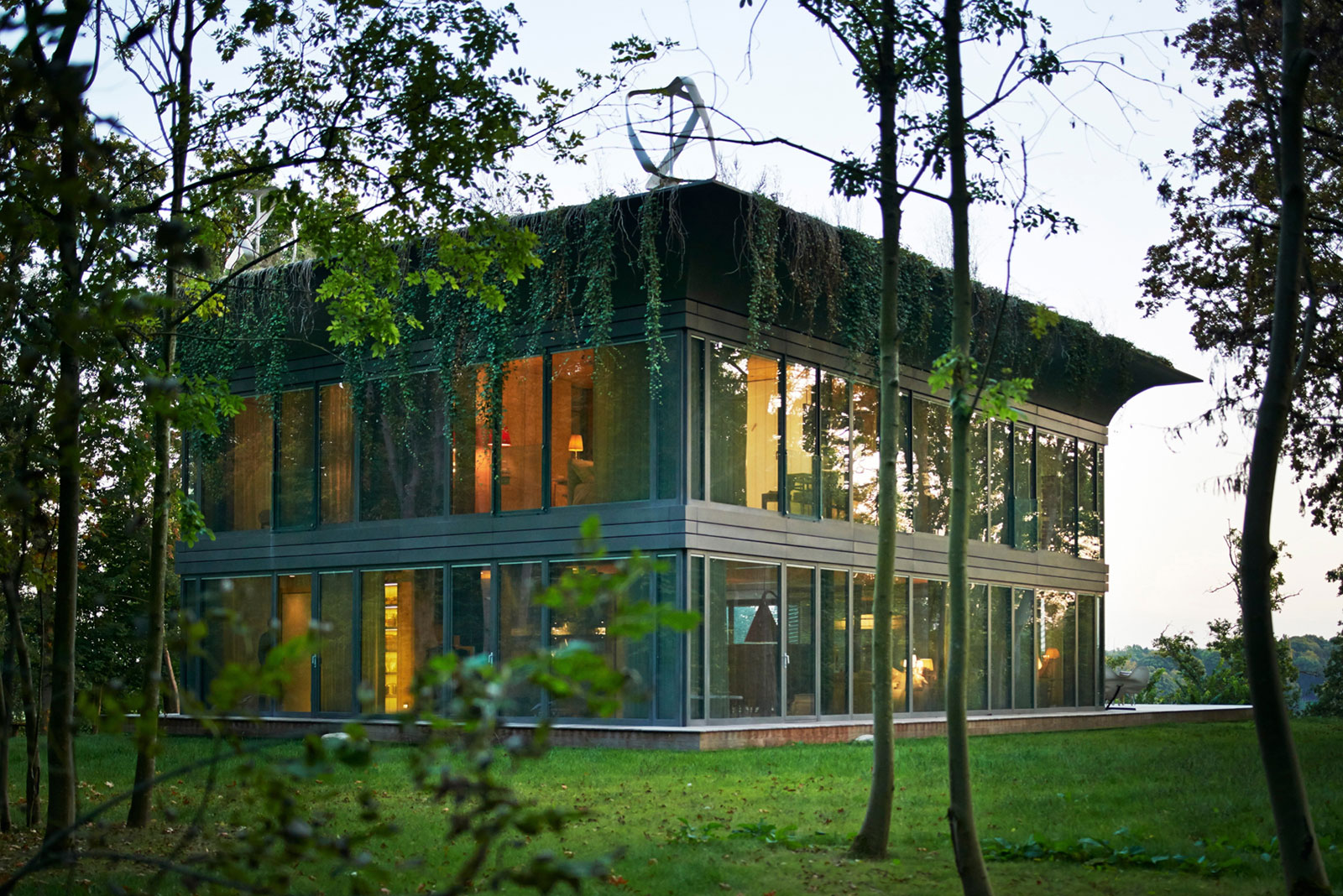 A Stunning Contemporary Home with High Eco-Technology Systems in Montfort-l’Amaury, France by Philippe Starck (11)
