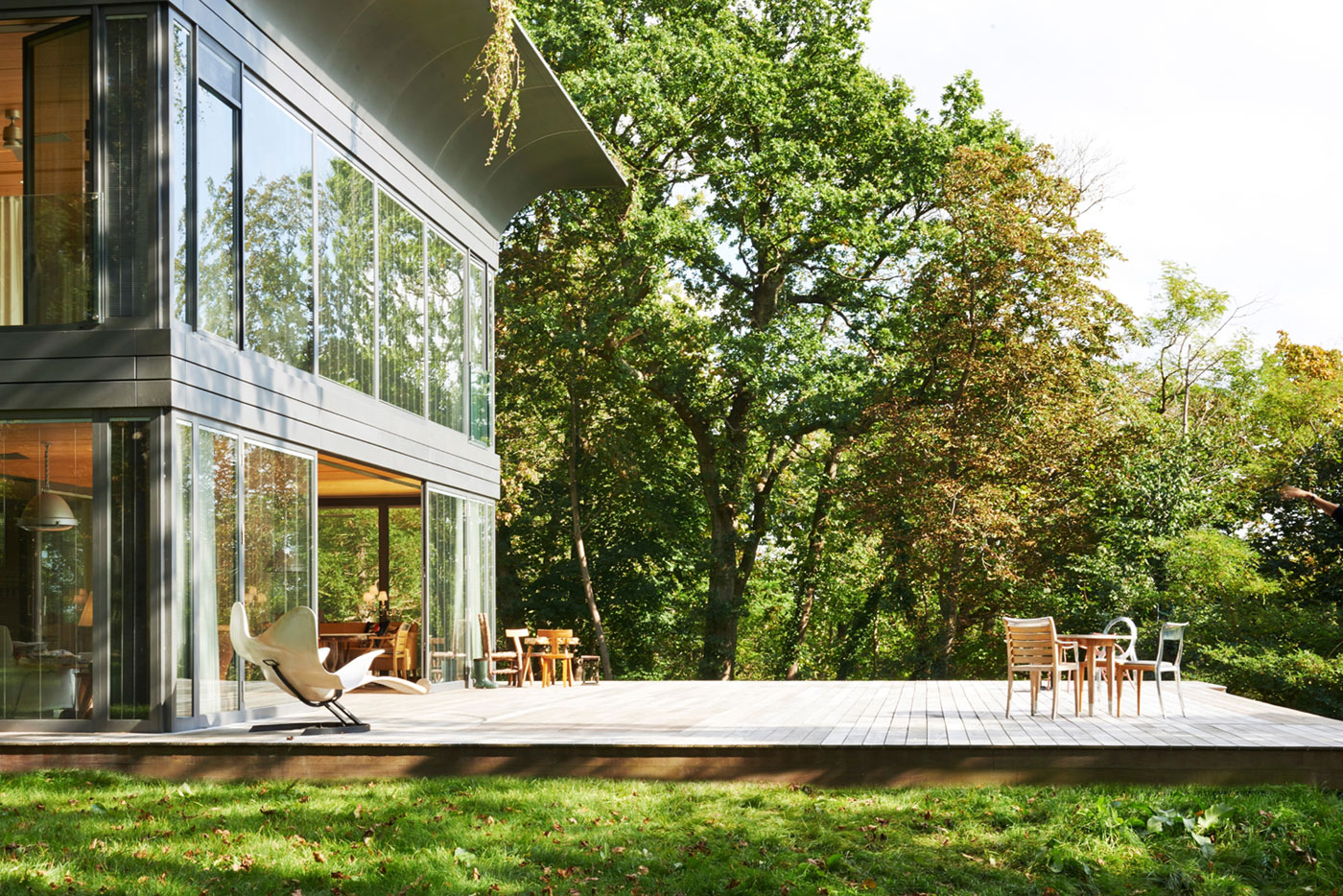 A Stunning Contemporary Home with High Eco-Technology Systems in Montfort-l’Amaury, France by Philippe Starck (3)