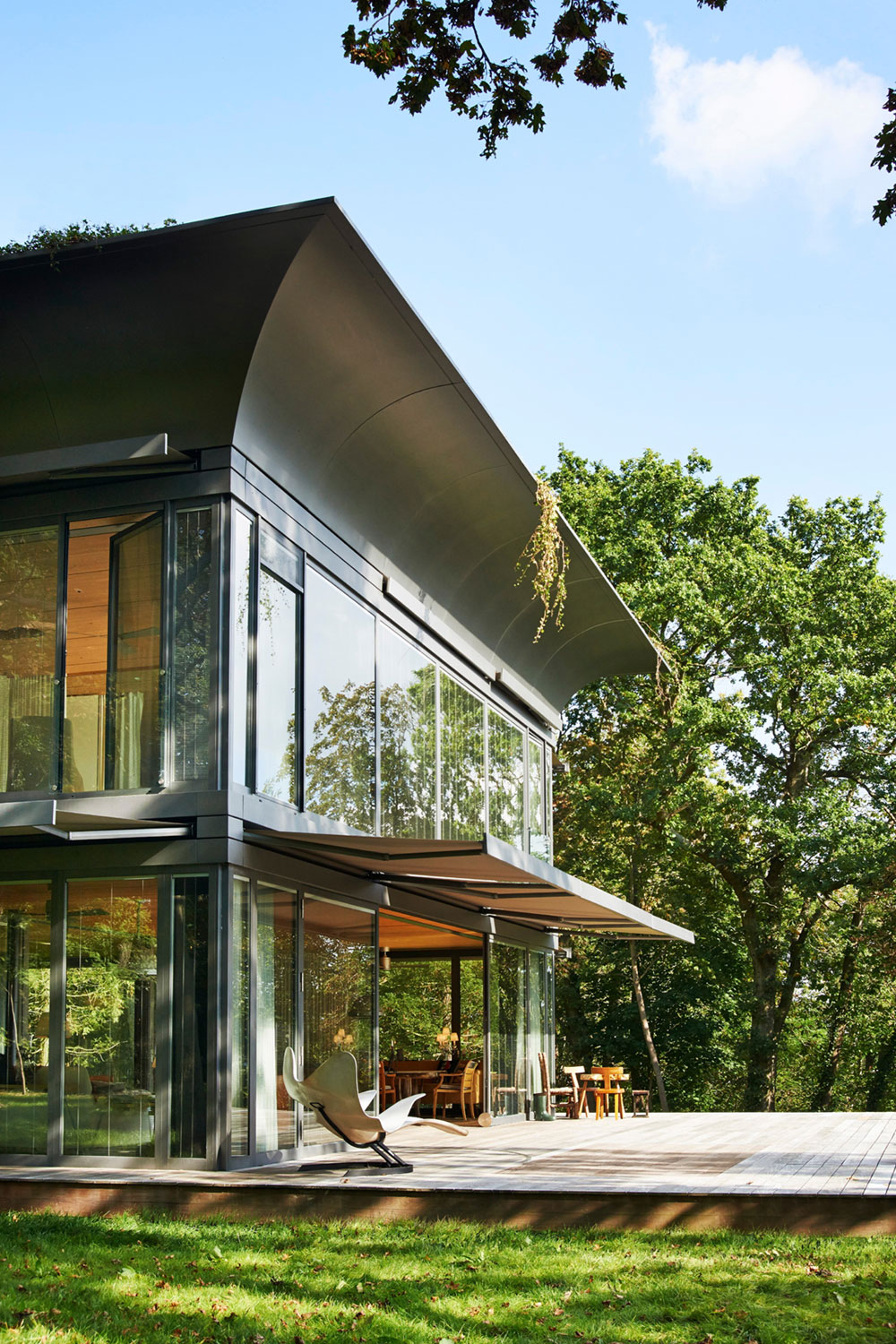 A Stunning Contemporary Home with High Eco-Technology Systems in Montfort-l’Amaury, France by Philippe Starck (5)