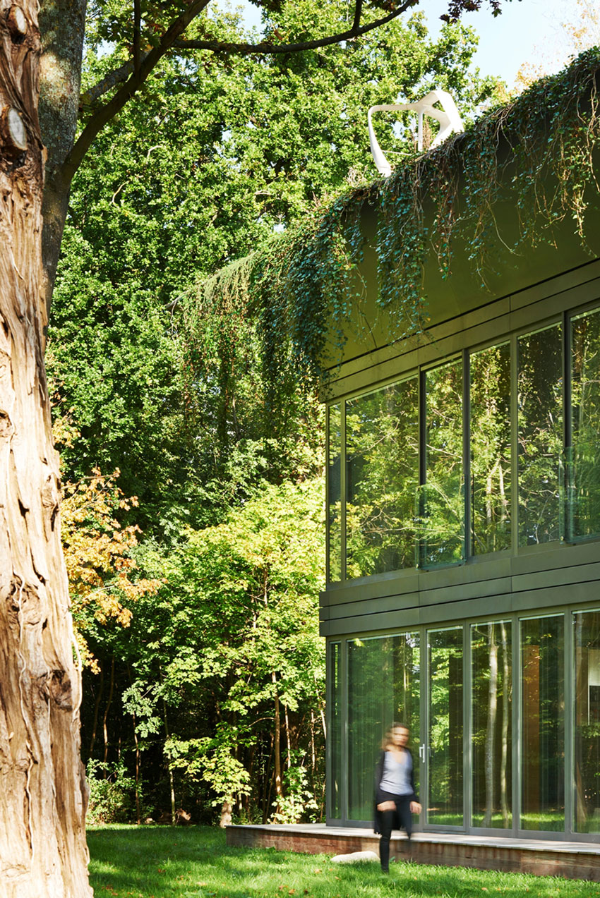 A Stunning Contemporary Home with High Eco-Technology Systems in Montfort-l’Amaury, France by Philippe Starck (8)