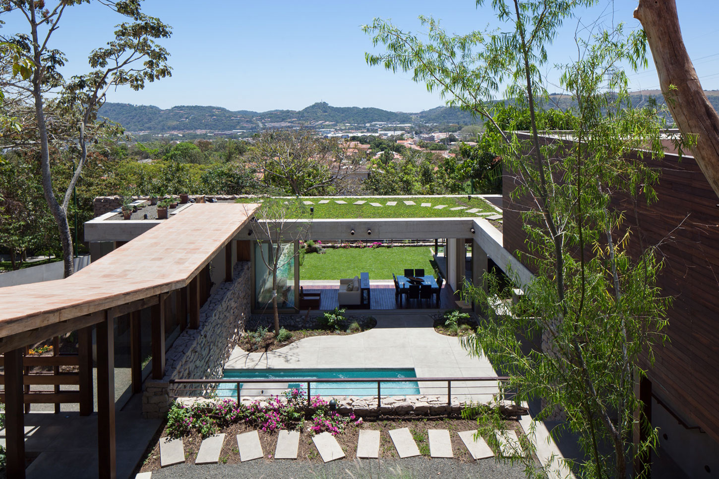 A Stunning Contemporary Home with Lavish Garden and Pool in El Salvador by Cincopatasalgato (1)