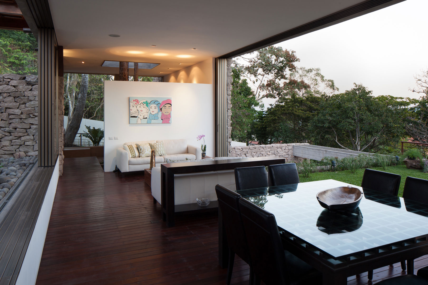 A Stunning Contemporary Home with Lavish Garden and Pool in El Salvador by Cincopatasalgato (10)