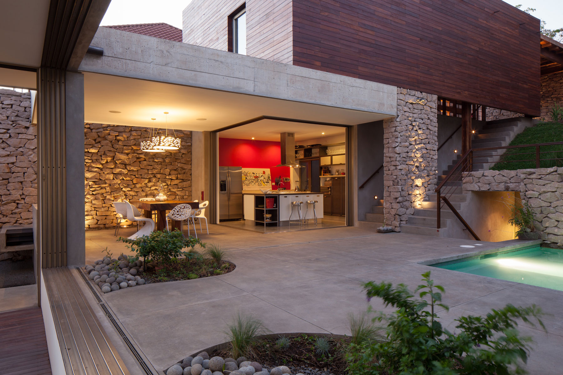 A Stunning Contemporary Home with Lavish Garden and Pool in El Salvador by Cincopatasalgato (15)