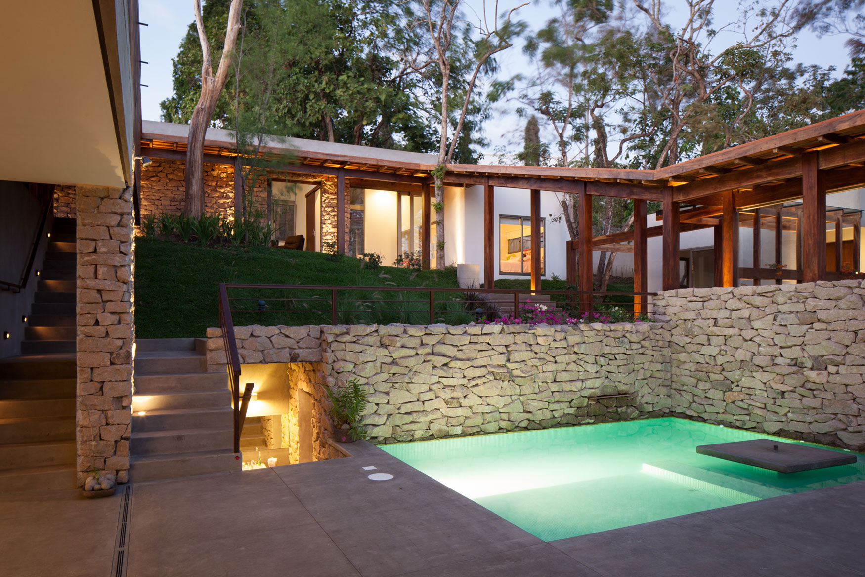 A Stunning Contemporary Home with Lavish Garden and Pool in El Salvador by Cincopatasalgato (16)