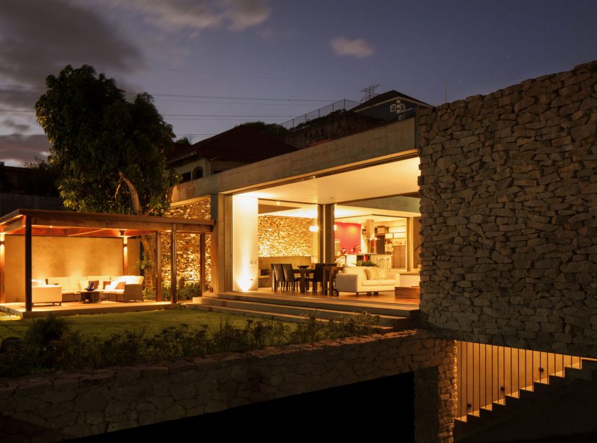 A Stunning Contemporary Home with Lavish Garden and Pool in El Salvador by Cincopatasalgato (18)