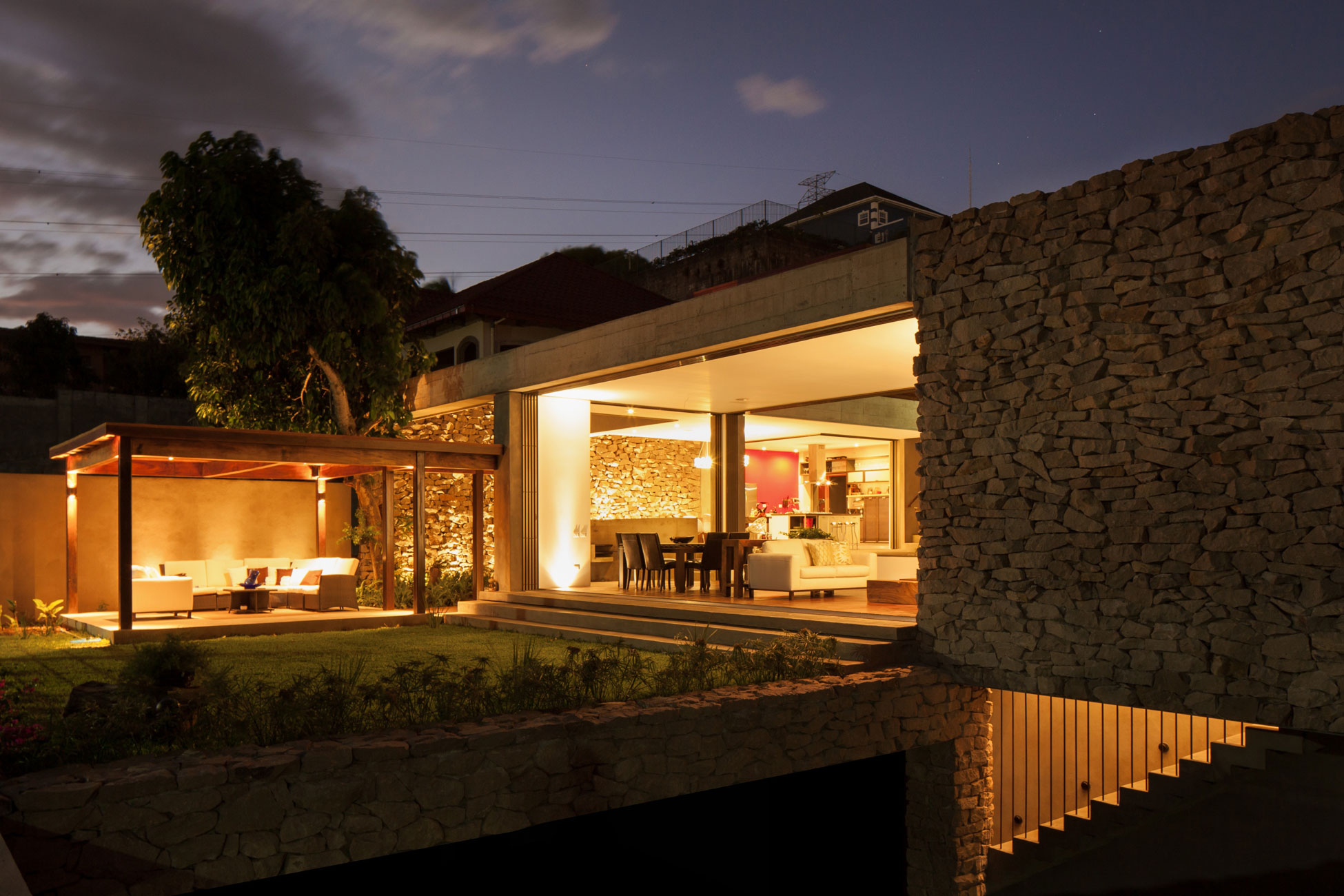 A Stunning Contemporary Home with Lavish Garden and Pool in El Salvador by Cincopatasalgato (18)
