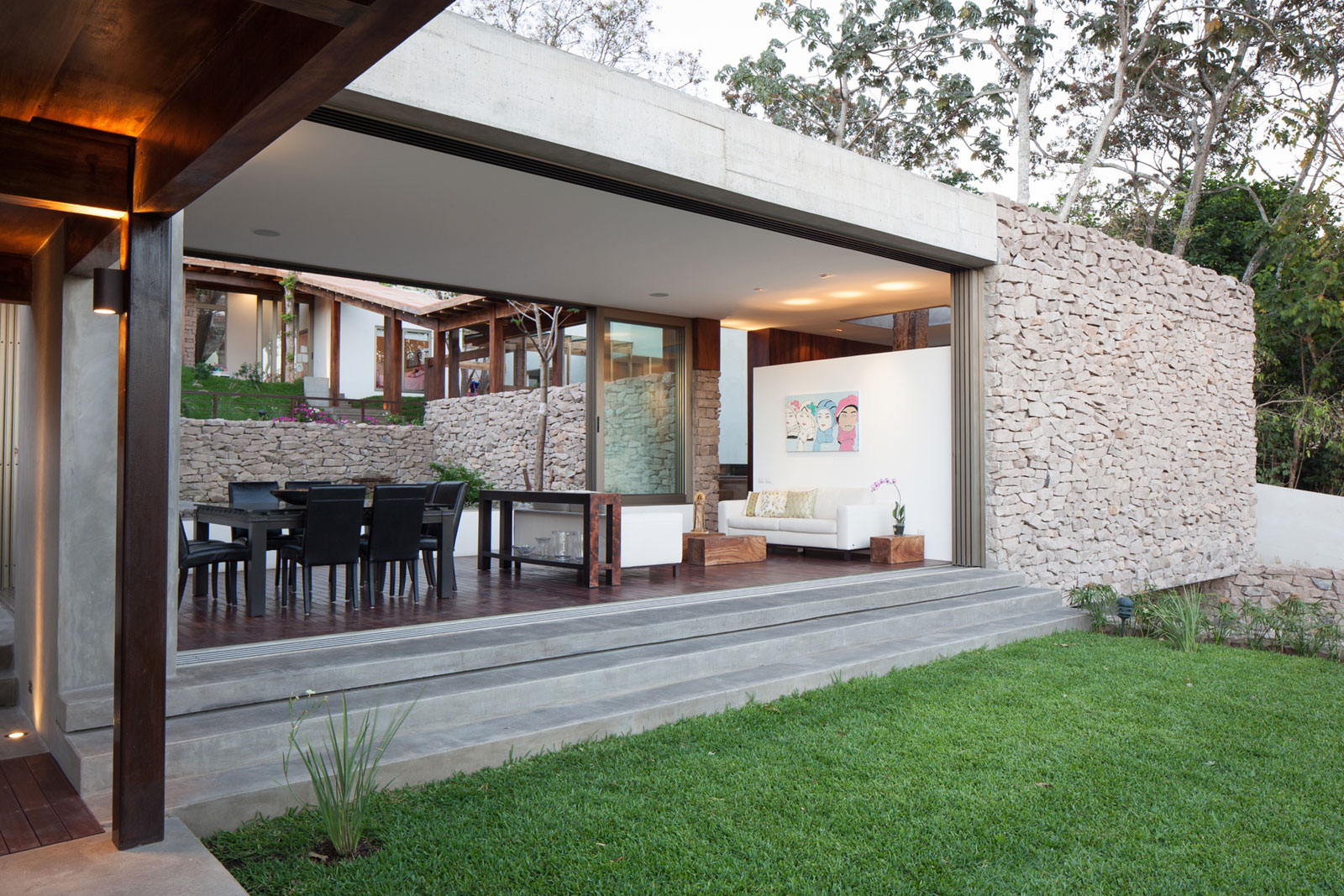 A Stunning Contemporary Home with Lavish Garden and Pool in El Salvador by Cincopatasalgato (3)