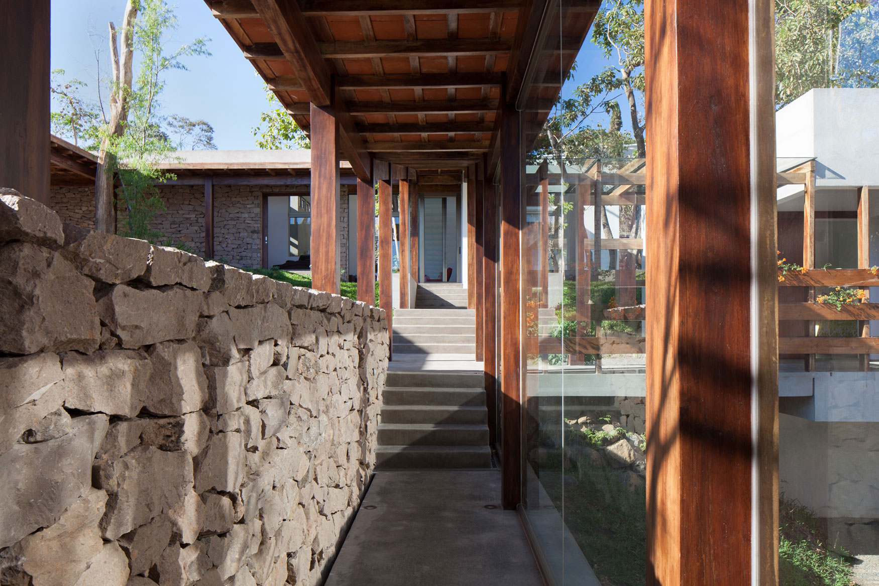 A Stunning Contemporary Home with Lavish Garden and Pool in El Salvador by Cincopatasalgato (7)