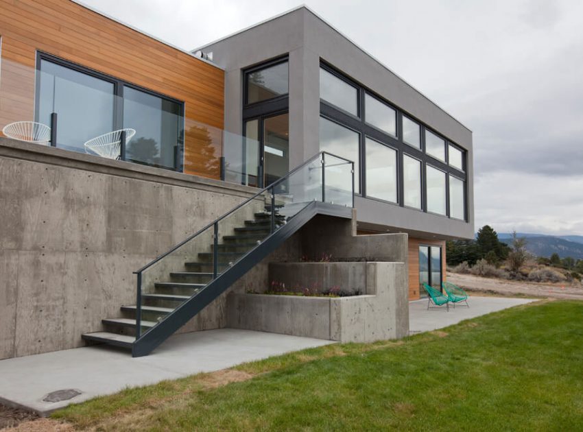 A Stunning Contemporary Waterfront Home with Sophisticated Interiors in Penticton by Ritchie Construction (1)