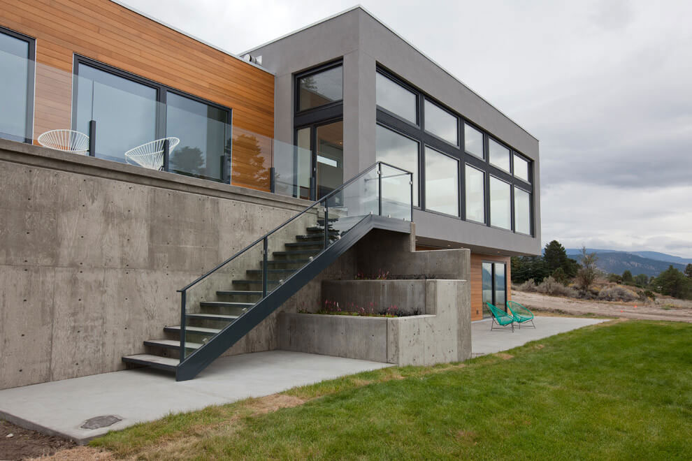 A Stunning Contemporary Waterfront Home with Sophisticated Interiors in Penticton by Ritchie Construction (1)
