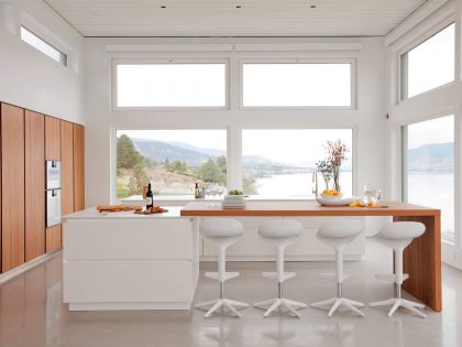 A Stunning Contemporary Waterfront Home with Sophisticated Interiors in Penticton by Ritchie Construction (13)